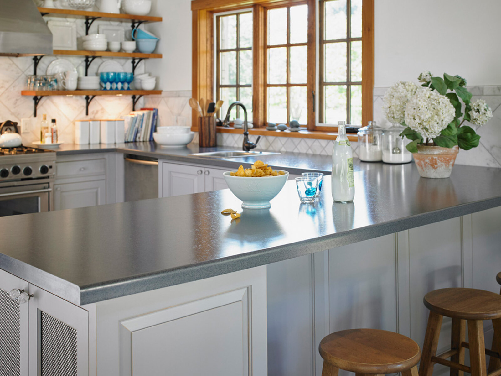 Postform laminate countertop with seamless backsplash